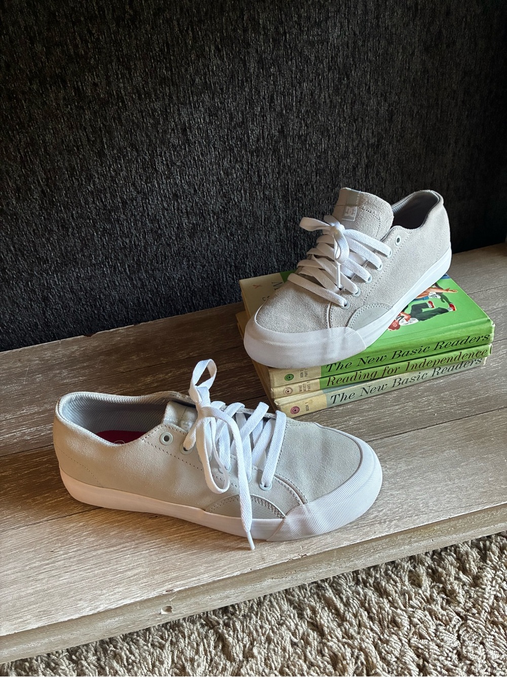 DC Evan Low-Top Suede Leather Sneakers in Light Gray and White